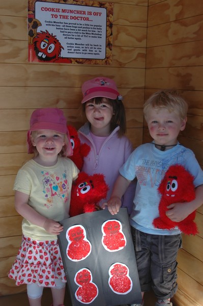 L-R Chloe Davis-Richard (2), Mia Patterson (2) and Campbell Guiney (3) deliver their get well cards for Cookie Muncher med re